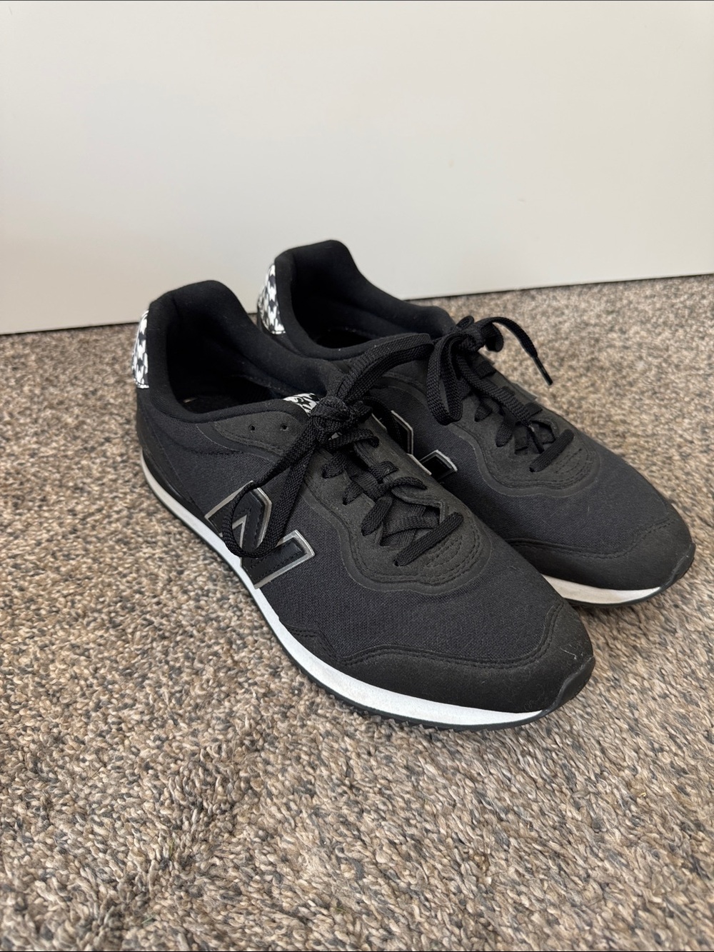 New Balance women’s Black and White Sola Sleek Comfort soles sz 8.5